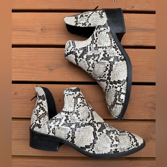 Steve Madden Snakeskin Patterned Ankle Booties - Picture 1 of 4